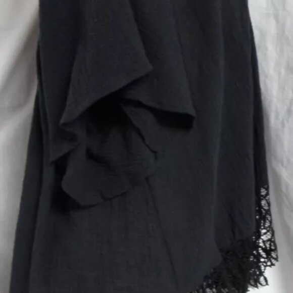 "LIBERTY GARDEN" BLACK ASYMMETRICAL OVERSIZE BOHO LACE TRIM TUNIC TOP SIZE:S NWT - Picture 2 of 3